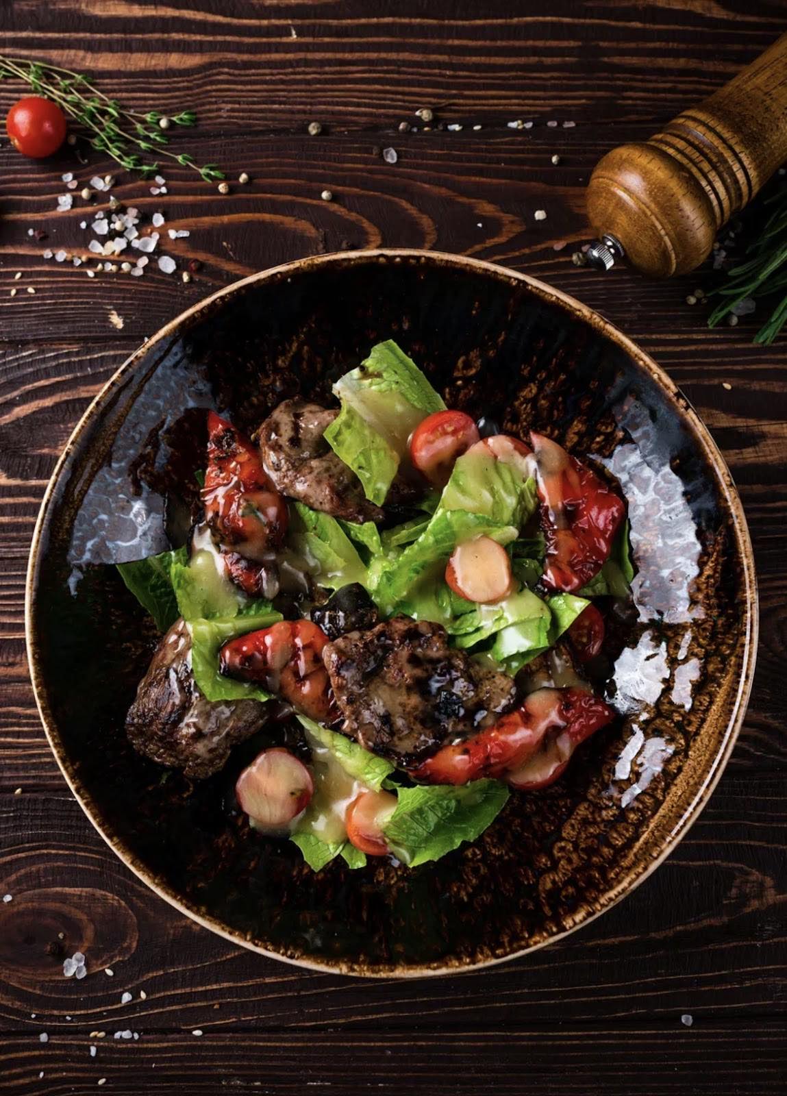 Салат с печеными овощами и медальонами из говядины<br>