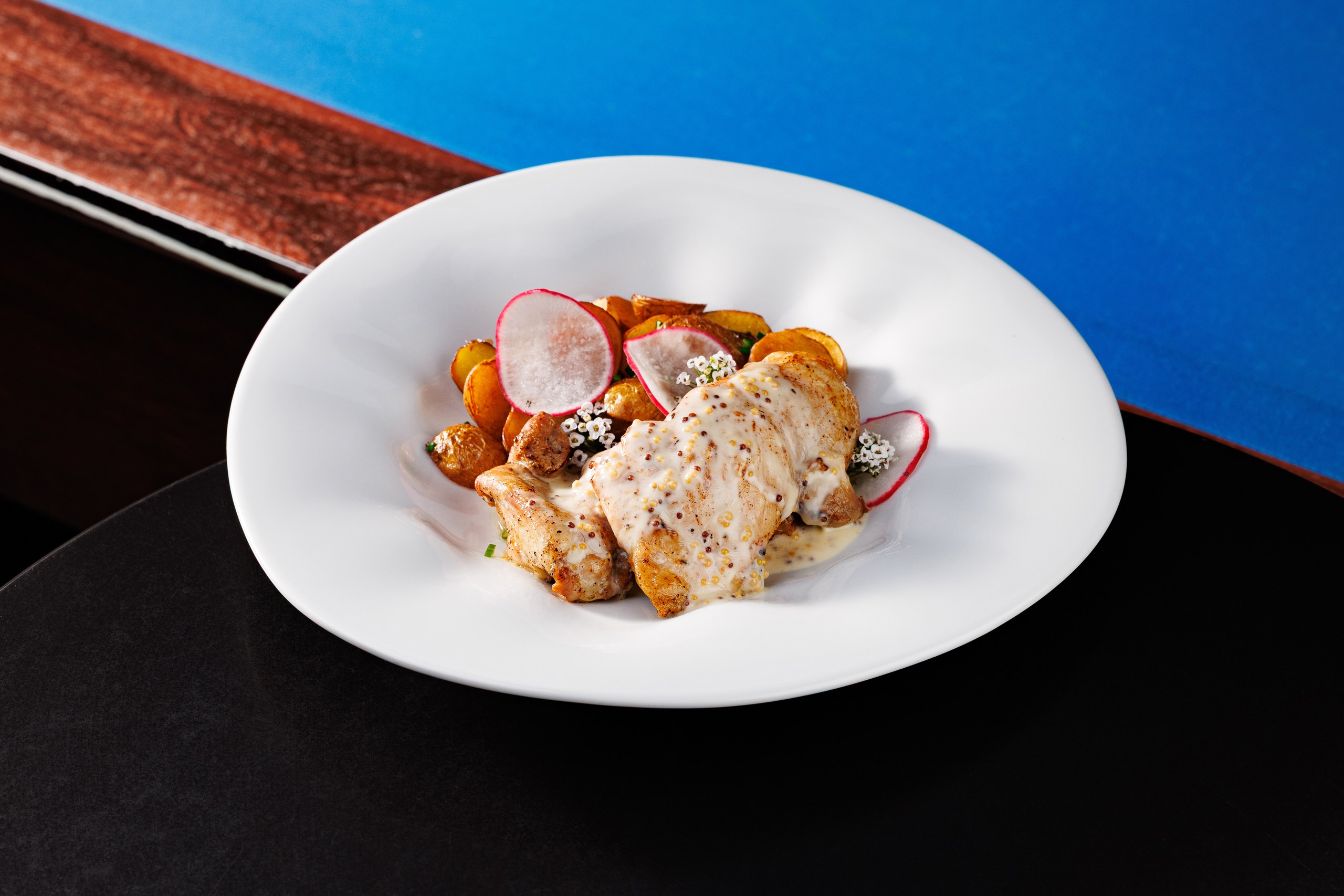 Куриное бедро со сливочно-горчичным соусом и картофелем стоун<br>